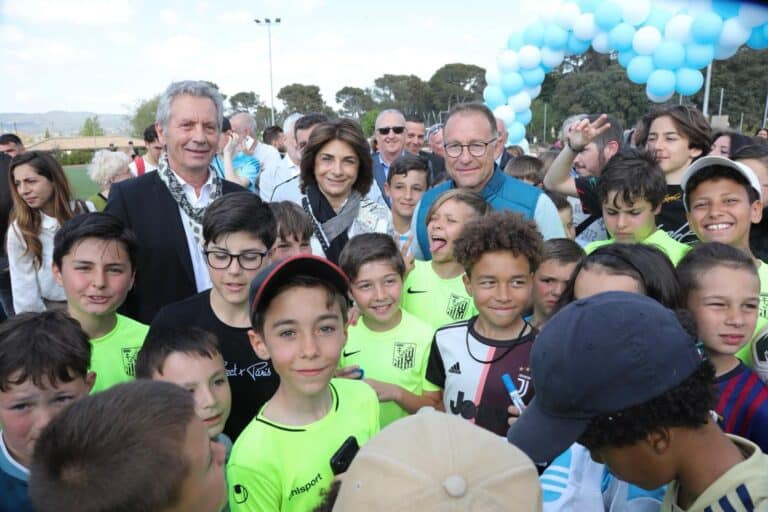 La légende de l&rsquo;OM, Jean-Pierre Papin, inaugure « son stade » à Lambesc