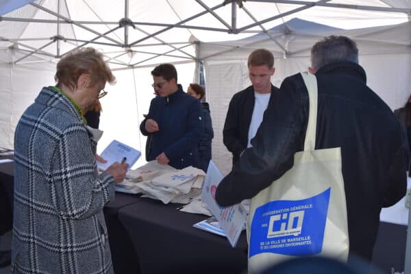 stand-questionnaire-marseille-de-retour