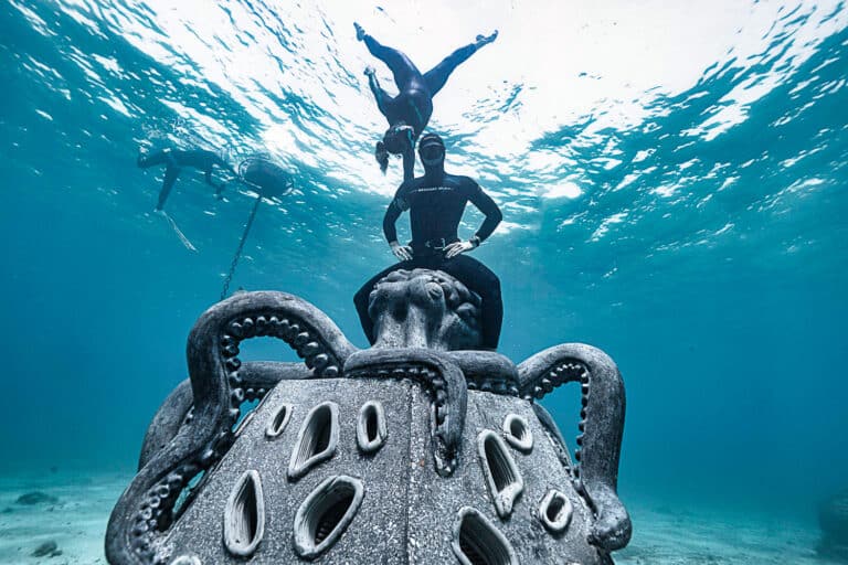 Vidéo | La nouvelle statue Octo-Cérébrum rejoint le Musée subaquatique de Marseille aux Catalans