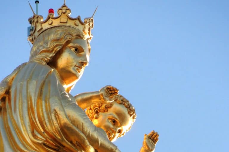 bonne mère statue