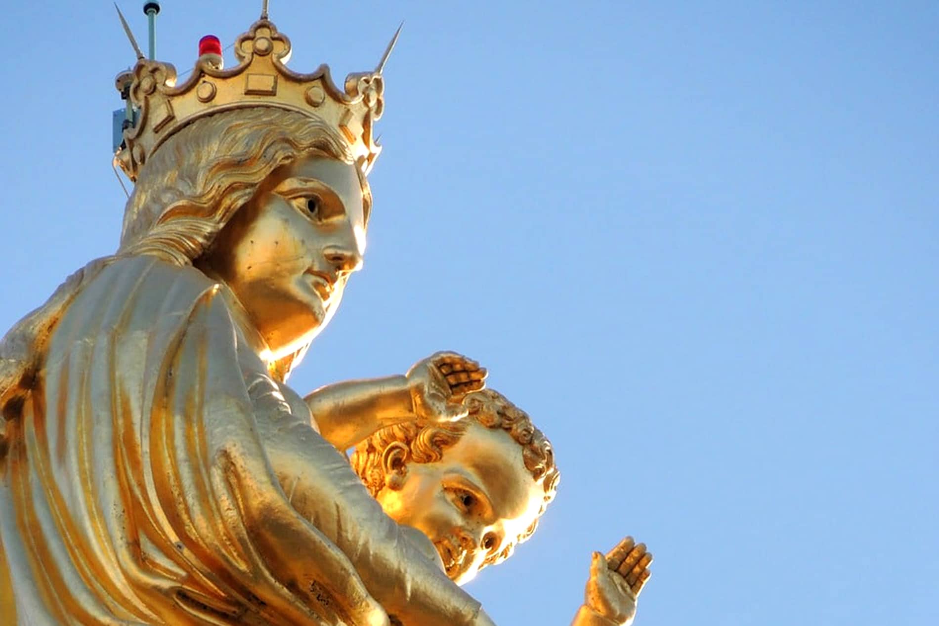 bonne mère statue