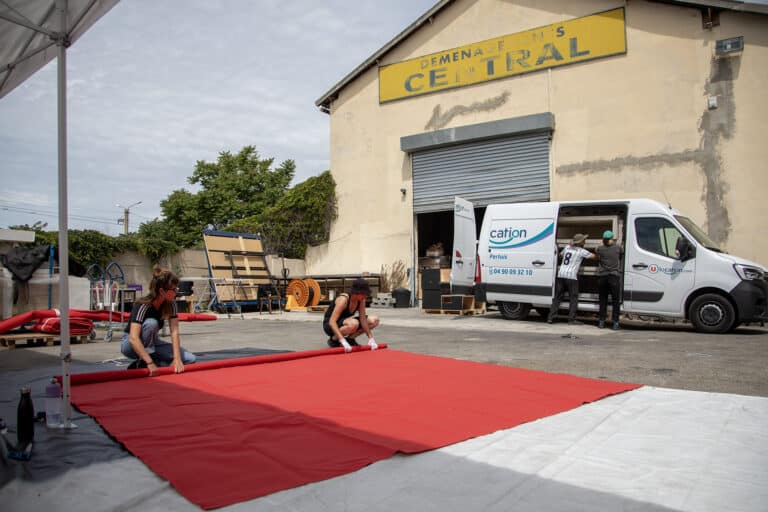 Vidéo | Le tapis rouge de Cannes s&rsquo;offre une seconde vie à Marseille