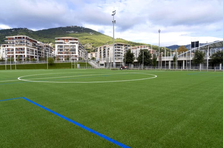 Un nouveau terrain de foot avec une pelouse en noyaux d&rsquo;olives inauguré à Toulon