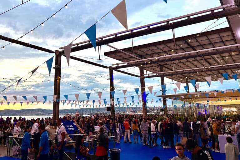 Vidéo  |  Les Terrasses du Port fêtent leurs 10 ans avec concerts, défilés et spectacle de drones