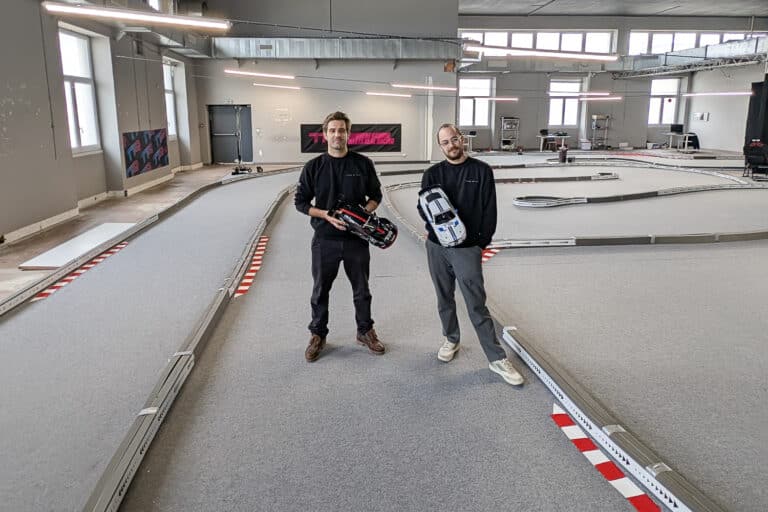 Vidéo | Une start-up marseillaise lance un concept de course de voitures miniatures