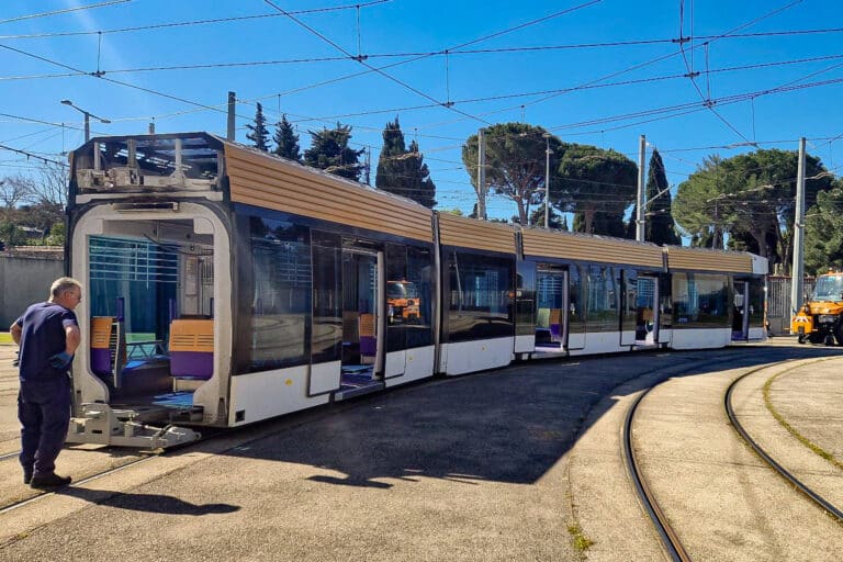 Les tramways de Marseille sont démontés et partent en cure de jouvence à Albi