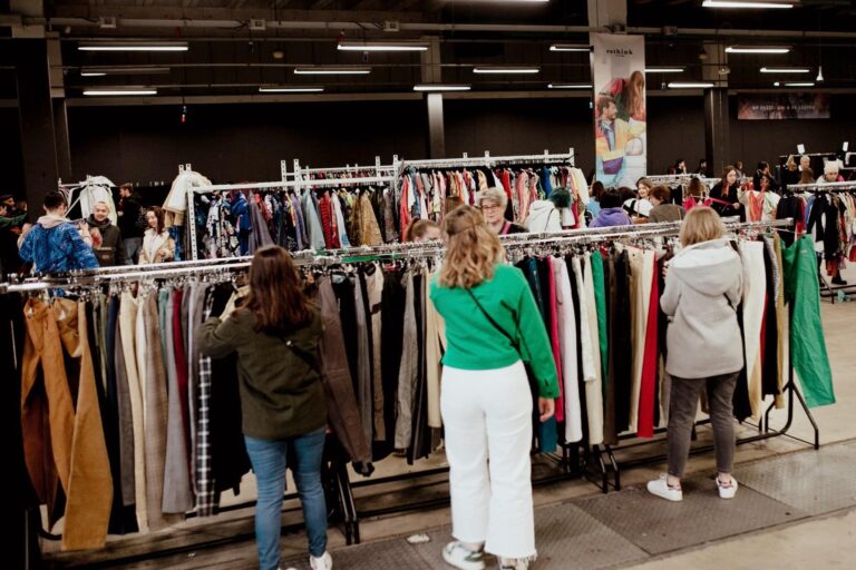 Une grande vente de vêtements vintage au kilo débarque à la Friche
