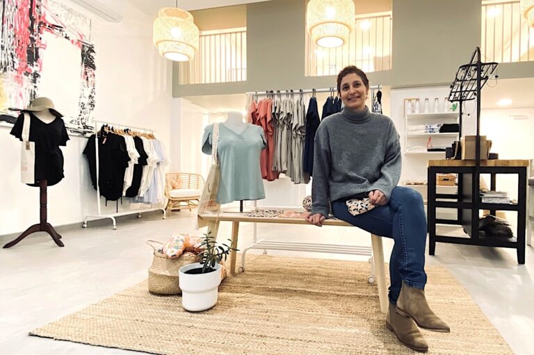 Dans sa boutique-atelier, Les Minettes en goguette élaborent des collections post-maladies