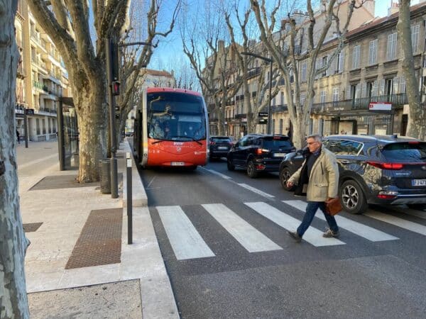 victor-hugo-avenue-pieton-bus-aix-maroine-jit