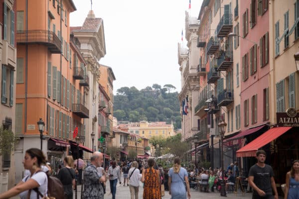 vieux-nice-cours-saleya-colline-chateau