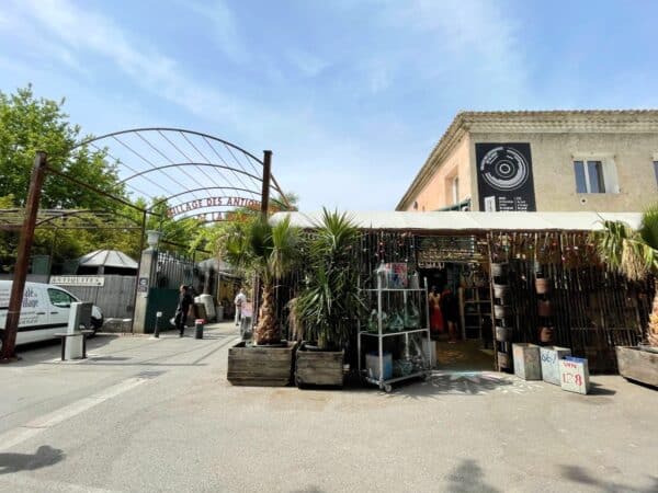 village-antiquaire-gare-isles-sorgue-brocante