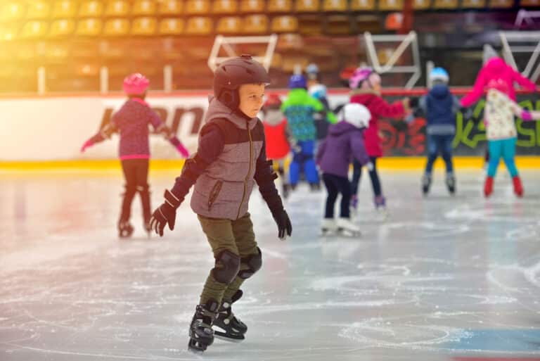 Piscines, patinoire, skatepark, musées gratuits pour les familles pendant la Toussaint