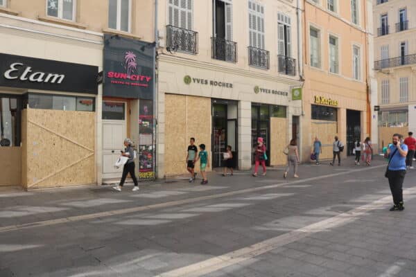 vitrine-emeutes-magasin1