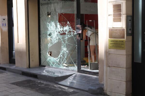 vitrine-emeutes-magasin3