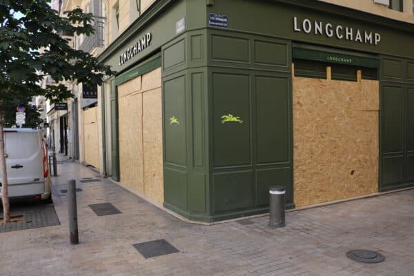 vitrine-emeutes-magasin5