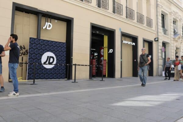 vitrine-emeutes-magasin6