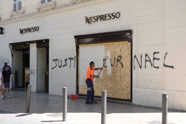 vitrine-emeutes-magasin8