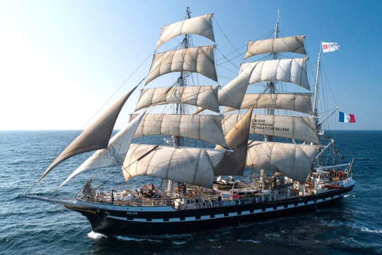 Vidéo | 30 jeunes embarquent avec la Caisse d’Epargne CEPAC sur le Belem